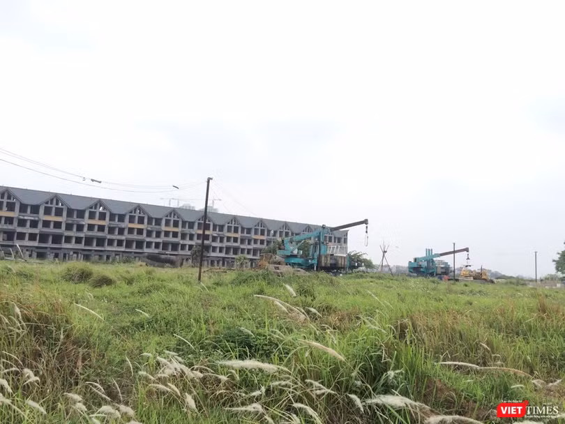 Khu đô thị có một số dãy biệt thự liền kề bỏ trống, chưa hoàn thiện, phần lớn diện tích để hoang hóa chưa đầu tư, hệ thống hạ tầng kỹ thuật chưa đầu tư.