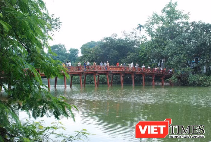 Có 02 tập thể được Chủ tịch TP Hà Nội khen thưởng trong việc cải tạo môi trường nước Hồ Hoàn Kiếm.