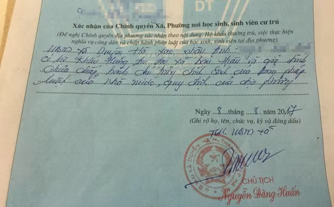 Ông Nguyễn Đăng Huấn, Chủ tịch UBND xã Duyên Hà đã ký xác nhận vào sơ yếu lý lịch của công dân V.A (Ảnh Vietnamnet).
