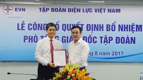 Chủ tịch HĐTV EVN Dương Quang Thành trao Quyết định bổ nhiệm Phó Tổng giám đốc EVN cho ông Võ Quang Lâm (bên trái) - Ảnh: evn.com.vn