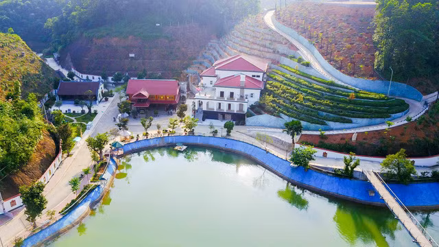  Khu dinh thự của bà Hoàng Thị Huệ, vợ ông Phạm Sỹ Quý – Giám đốc Sở Tài nguyên và Môi trường tỉnh Yên Bái. (Ảnh: Nguyễn Dương) 