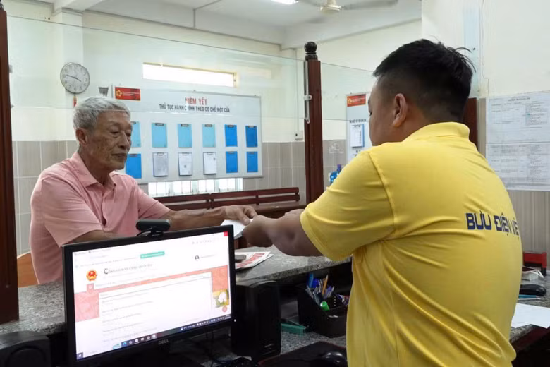 Nhân viên bưu điện tại Khánh Hòa hướng dẫn, tiếp nhận, số hóa hồ sơ và trả kết quả giải quyết thủ tục hành chính.