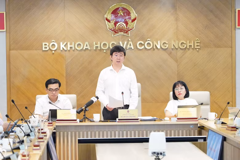 Thứ trưởng Bộ Khoa học và Công nghệ Bùi Hoàng Phương chủ trì họp báo. Ảnh: HM.