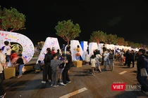 Du khách nước ngoài viết lời chúc trước thềm năm mới 2026 tại không gian Đại lộ “Đà Nẵng – Chào năm mới 2026”.