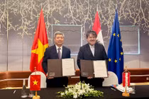 Phó Chủ tịch UBND TP Đà Nẵng Hồ Quang Bửu và đại diện Cơ quan Hợp tác và Phát triển Kinh tế AED Cộng hòa Áo ký kết bản ghi nhớ hợp tác về phát triển khoa học công nghệ, đổi mới sáng tạo và chuyển đổi số. Ảnh Danang.gov