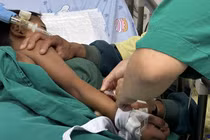 Các bác sĩ Bệnh viện Phụ sản - Nhi Đà Nẵng tiêm thuốc giải độc Botulism Antitoxin Heptavalent cho bệnh nhi.