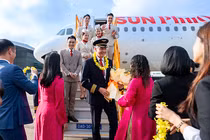 Lãnh đạo TP Đà Nẵng tặng hoa cho tổ bay của hãng Sun PhuQuoc Airways hạ cánh xuống sân bay Đà Nẵng.