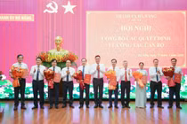 Bí thư Thành uỷ Đà Nẵng Lê Ngọc Quang chúc mừng các cá nhân nhận quyết định bổ nhiệm, điều động tại hội nghị. Ảnh Mai Quang.