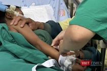 Các bác sĩ Bệnh viện Phụ sản - Nhi Đà Nẵng tiêm thuốc giải độc Botulism Antitoxin Heptavalent cho bệnh nhi.