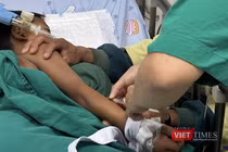 Các bác sĩ Bệnh viện Phụ sản - Nhi Đà Nẵng tiêm thuốc giải độc Botulism Antitoxin Heptavalent cho bệnh nhi.
