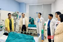 Một bệnh nhân nhi đang được điều trị tích cực tại Bệnh viện Phụ sản - Nhi Đà Nẵng do ngộ độc sau khi ăn cá ủ chua.