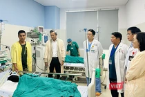 Một bệnh nhân nhi đang được điều trị tích cực tại Bệnh viện Phụ sản - Nhi Đà Nẵng do ngộ độc sau khi ăn cá ủ chua.