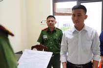 Bị can Nguyễn Văn Hoàng (áo trắng), chủ Công ty TNHH SXKD Phương Nguyên.