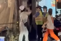 Phạm Thị Hồng Phúc cùng con gái hành hung 2 nhân viên gác chắn đường sắt.