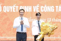 Ông Lê Ngọc Quang, Bí thư Thành ủy Đà Nẵng trao quyết định và tặng hoa chúc mừng ông Trần Thắng Lợi. Ảnh Hồng Quân.