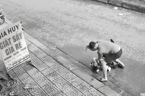 Hình ảnh người đàn ông dùng vật nhọn tấn công phụ nữ.