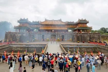 Du khách đến Huế tham quan trong dịp Tết Bính Ngọ 2026.