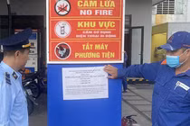 Chi cục Quản lý thị trường TP Đà Nẵng dán thông báo dường dây nóng tiếp nhận phản ánh của người dân về kinh doanh xăng dầu.