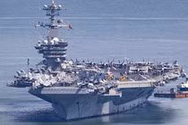 Tàu sân bay USS George Washington (CVN-73) trên vịnh Đà Nẵng. Ảnh XM.