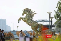 Linh vật ngựa mang tên “Kim Mã Hợp Nhất” mạnh mẽ đại diện cho hình ảnh Đà Nẵng mới hiện đại dần hoàn thành đã thu hút du khách.