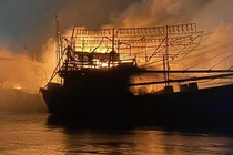 Tàu cá QNa 91917TS bị cháy và chìm trên biển. Ảnh minh hoạ.