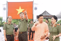 Thiếu tướng Phạm Kinh Đĩnh, Cục trưởng Cục Công tác chính trị (Bộ Công an) và Thiếu tướng Nguyễn Hữu Hợp, Giám đốc Công an TP Đà Nẵng kiểm tra hiện trường công tác tổ chức chương trình Gala “Tổ quốc bình yên” tại TP Đà Nẵng.