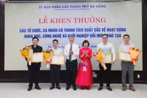 Phó Chủ tịch UBND TP Đà Nẵng Hồ Quang Bửu khen thưởng các tác giả, nhóm tác giả có sáng chế, giải pháp hữu ích được cấp văn bằng bảo hộ. Ảnh Khánh Nhi.