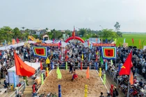Quang cảnh lễ hội vật làng Sình, phường Dương Nỗ, TP Huế