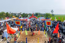 Quang cảnh lễ hội vật làng Sình, phường Dương Nỗ, TP Huế
