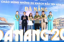 Lãnh đạo Sở VH-TT&DL TP Đà Nẵng chúc mừng nhưnhx hành khách đầu tiên đến xông đất Đà Nẵng trong ngày đầu năm 2026.