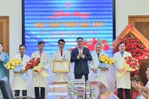Bí thư Thành ủy Đà Nẵng Lê Ngọc Quang trao Bằng khen của TP cho Bệnh viện Đà Nẵng. 