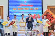 Bí thư Thành ủy Đà Nẵng Lê Ngọc Quang trao Bằng khen của TP cho Bệnh viện Đà Nẵng. 