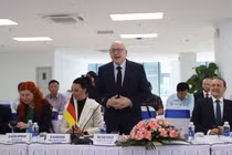 Ông Sven Schulze, Thị trưởng thành phố Chemnitz (Đức) tại chương trình gặp gỡ. Ảnh Mai Chi.