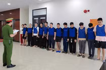 Cơ quan công an đang tống đạt quyết định khởi tố vụ án, khởi tố bị can và bắt tạm giam các đối tượng để điều tra về hành vi “Sử dụng mạng máy tính, mạng viễn thông, phương tiện điện tử để chiếm đoạt tài sản”. Ảnh CADN.