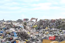 Bãi tập kết rác Cẩm Hà, phường Hội An Tây quá tải khi rác chất cao như núi.