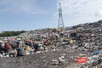 Bãi tập kết rác thải sinh hoạt Cẩm Hà (phường Hội An Tây, TP Đà Nẵng), nơi chứa rác cho cả TP Hội An đang quá tải nghiêm trọng.