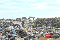 Bãi tập kết rác thải sinh hoạt Cẩm Hà đang quá tải.