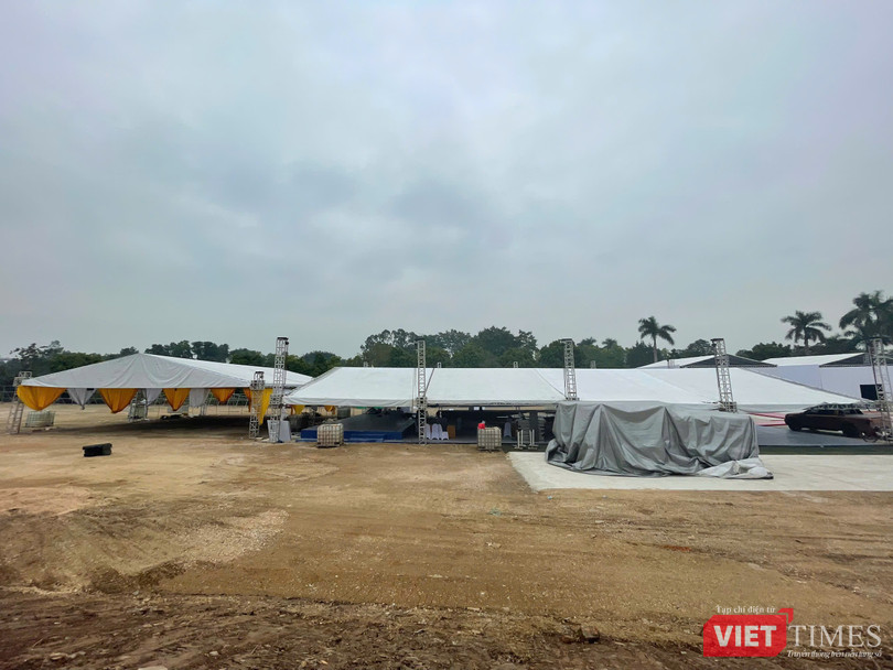 Khu vực tổ chức nằm gần chân cầu Thăng Long, đã bắt đầu dựng sân khấu, cổng chào quy mô lớn và hoàn thiện các hạng mục phục vụ sự kiện.