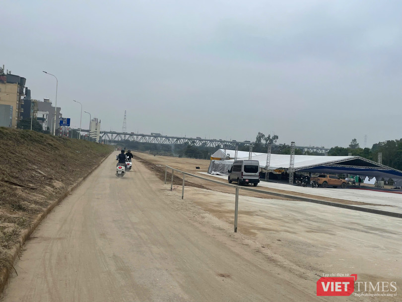 TP Hà Nội cho biết các thông tin hiện nay mang tính định hướng tổng thể. Nhà đầu tư có trách nhiệm hoàn thiện thủ tục quyết định chủ trương đầu tư trong vòng 6 tháng; quy mô chính thức sẽ được xác định khi cấp có thẩm quyền phê duyệt. Việc lựa chọn nhà đầu tư thực hiện theo Nghị quyết của Quốc hội về thí điểm một số cơ chế, chính sách đặc thù cho các dự án lớn, quan trọng của Thủ đô.