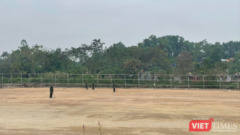 Lực lượng chức năng triển khai máy dò mìn, rà soát kỹ lưỡng từng mét đất để bảo đảm an toàn tuyệt đối trước thời điểm lễ khởi công diễn ra.