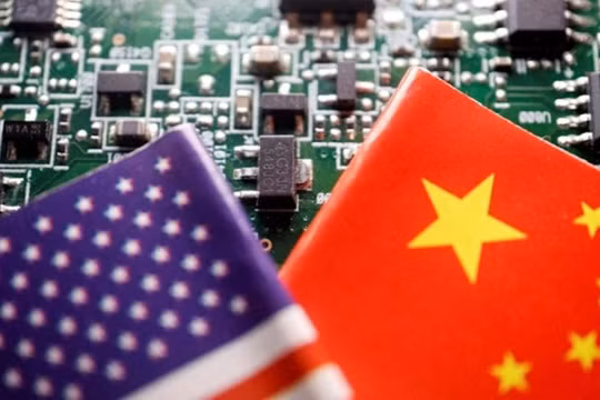 Cuộc chiến Mỹ - Trung về chip tiếp tục nóng lên với quy định mới của Bộ Thương mại ngăn bán chip tiên tiến cho doanh nghiệp vốn Trung Quốc ở nước ngoài. Ảnh: Reuters.