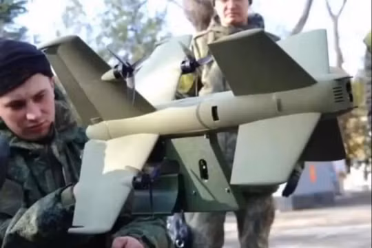 Binh sĩ Nga và UAV đánh chặn Yolka. Ảnh: Wforum.