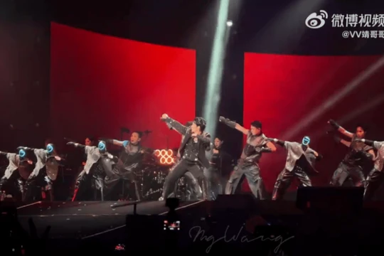 Vương Lực Hoành biểu diễn với màn nhảy phụ họa của các vũ công người thật và robot Unitree. Ảnh: Orientaldaily.