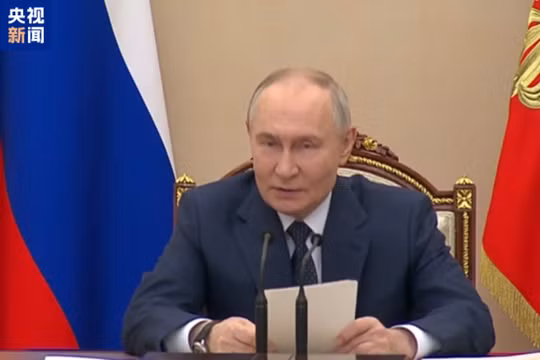 Tổng thống Nga Vladimir Putin chủ trì hội nghị bàn về công tác quân sự từ năm 2027 đến 2036. Ảnh: CCTV.