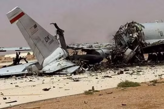 Chiếc máy bay cảnh báo sớm E-3 ở căn cứ không quân Prince Sultan, Arab Saudi bị hỏa lực của Iran phá hủy. Ảnh: QQnews.