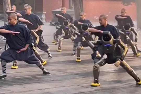 Robot và người cùng luyện võ. Ảnh ETtoday.