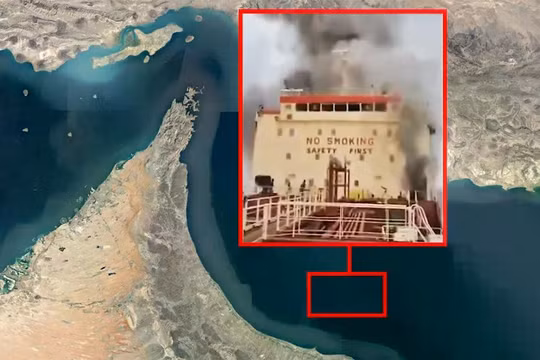 Tàu chở dầu MKD VYOM treo cờ Quần đảo Marshall bị xuồng không người lái cảm tử Iran tấn công hôm 1/3. Ảnh: TWZ.