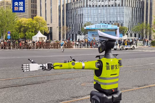 Robot cảnh sát Thiên Dật đang điều hành giao thông. Ảnh: Guancha.
