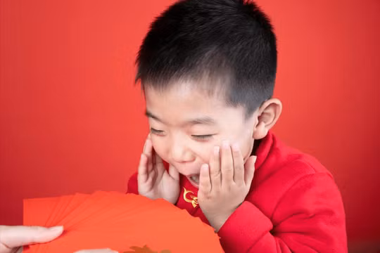 Lì xì, mừng tuổi vốn là phong tục truyền thống tốt đẹp. Ảnh: Sohu.