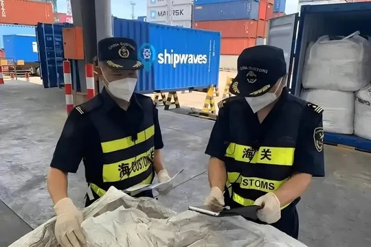 Hải quan Liên Vân Cảng kiểm tra thu giữ 220 tấn đất hiếm đã tinh chế đội lốt sắt vụn chuẩn bị xuất sang một nước Đông Nam Á để làm giả xuất xứ tới Mỹ. Ảnh; QQnews.